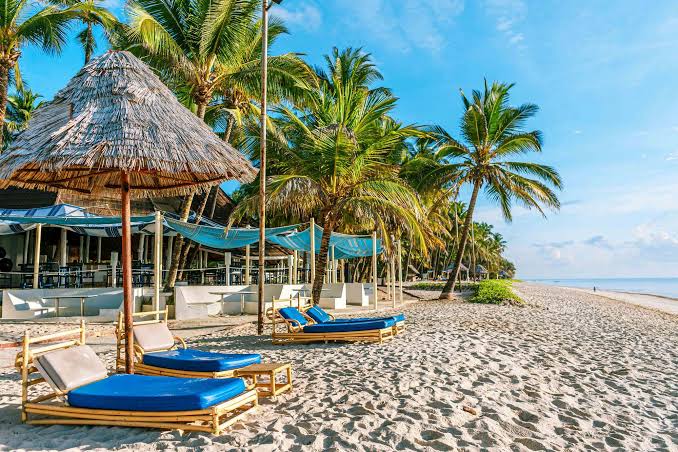 Diani beach family vacations and holidays - family-friendly beaches, hotels and activities with Johari Africa Adventures